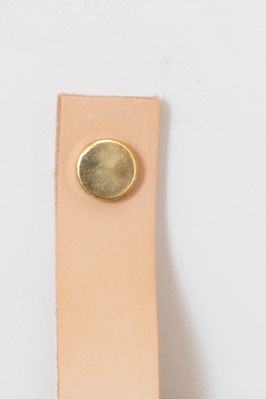 Poignée en cuir et bouton en laiton verticale pour mobilier · Trendy Little