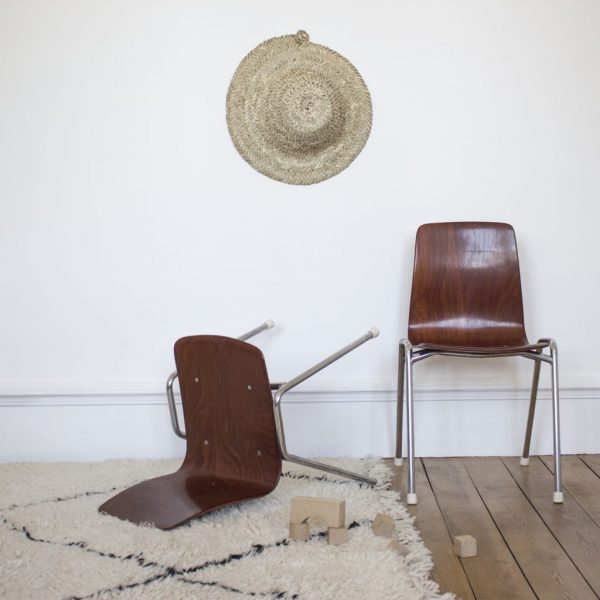 Chaise de bureau enfant fabriquée par Pagholz dans les années 60 et restauré par Trendy Little, exposée avec un chapeau de paille Trendy Little