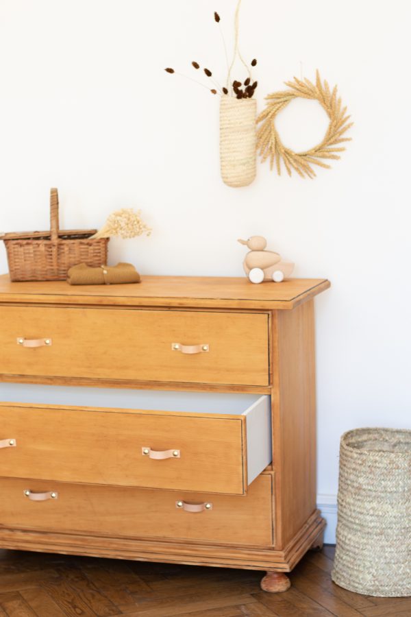 Commode vintage en bois naturel avec trois tiroirs pour chambre enfant, restaurée par Trendy Little