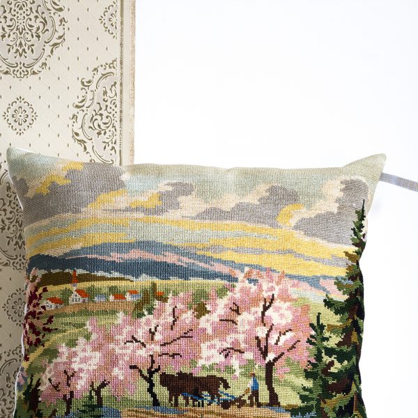 coussin tapisserie vintage représentant un paysage champêtre, par trendy Little