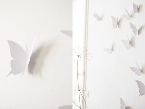 envolée de papillons en papier blanc, à accrocher au mur, création trendy little