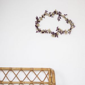 Couronne de fleurs séchées en forme de nuage accrochée au mur, création Trendy Little