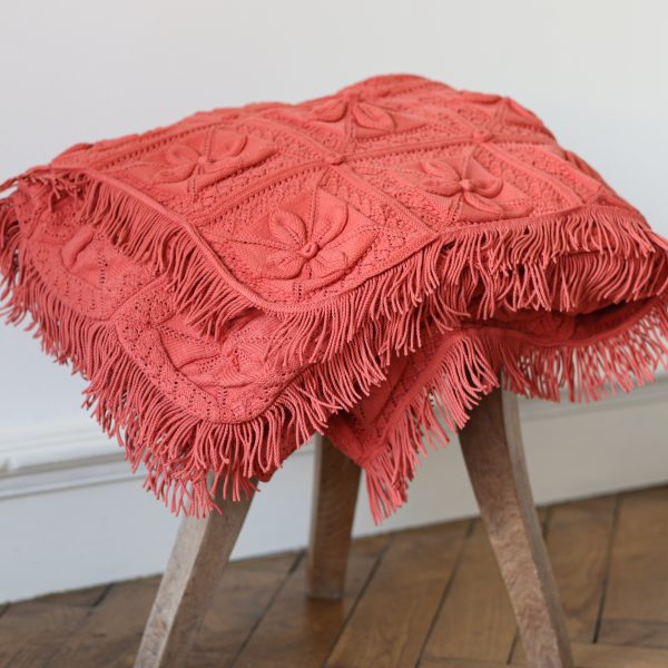 Plaid couvre-lit en crochet vintage, teinté dans un coloris Terracotta, par Trendy Little