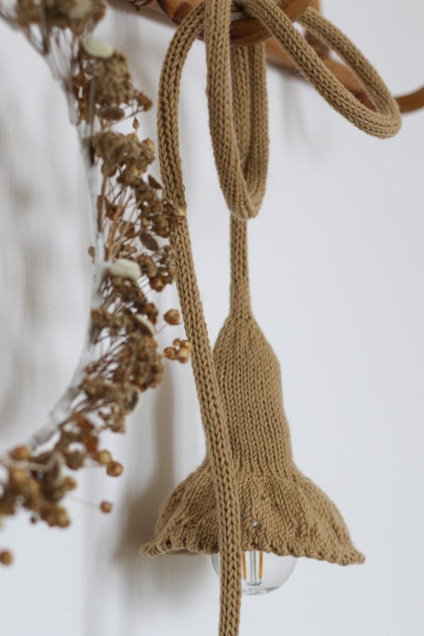 Lampe baladeuse collerette tricottée main avec une laine cacherime caramel, création Trendy Little
