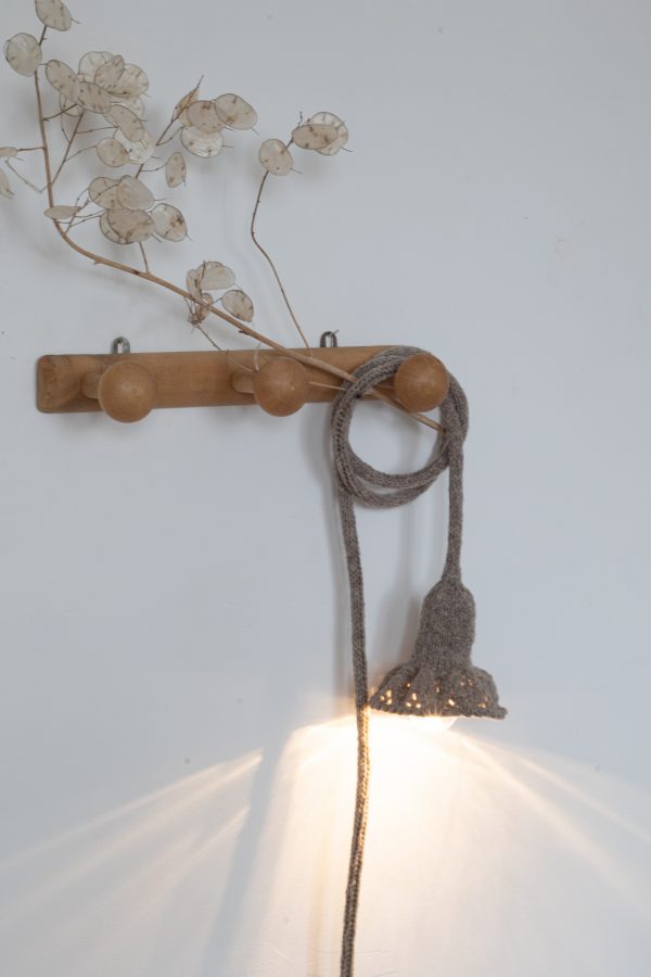 Lampe baladeuse collerette tricotée à la main avec un fil de laine mérinos. Création Trendy Little