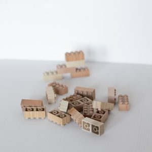 Jouet en bois éducatif brique de construction type Lego durable et écologique de la marque Mokulock, vendu par Trendy Little