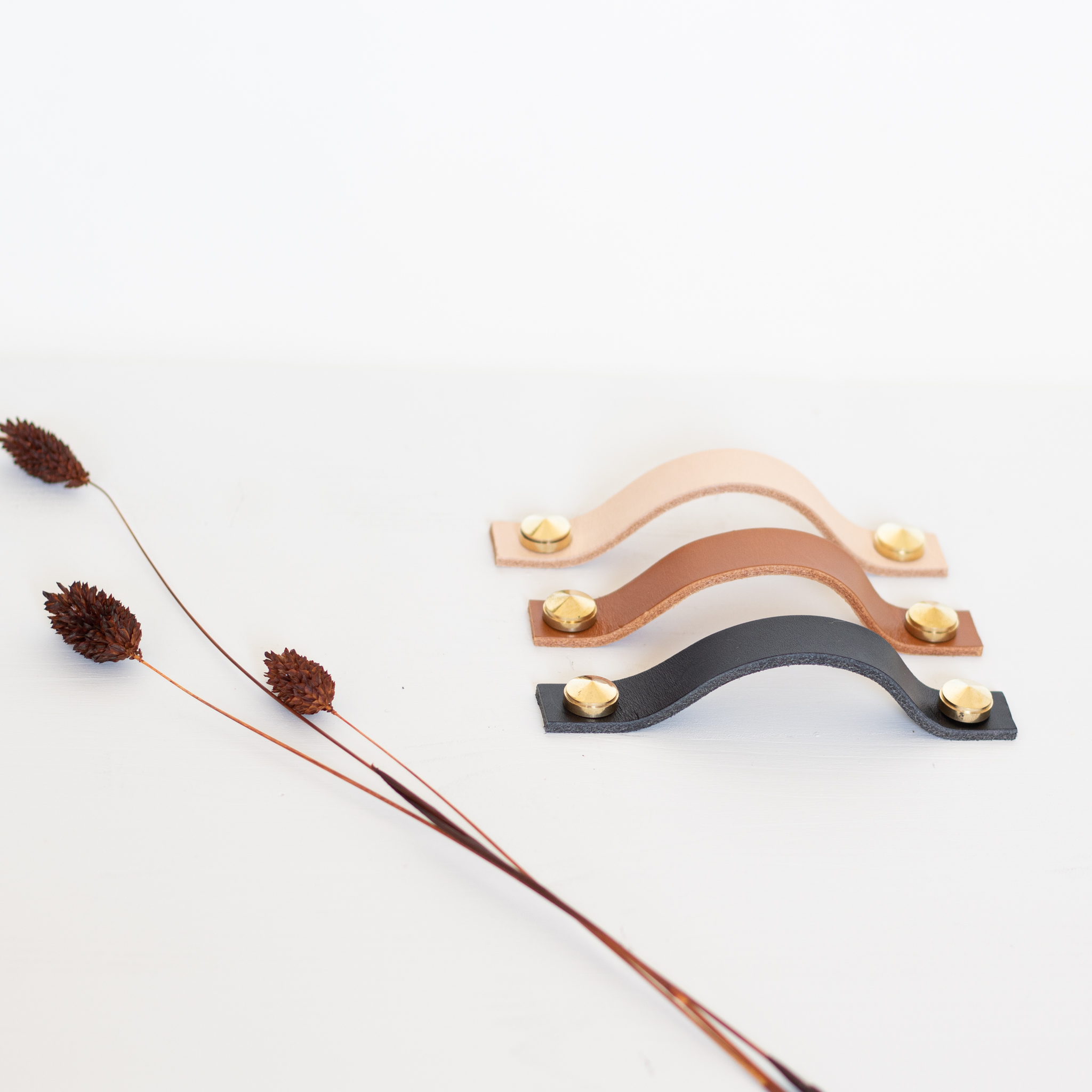 Poignée horizontale en cuir et laiton pour meuble, confectionné par Trendy Little