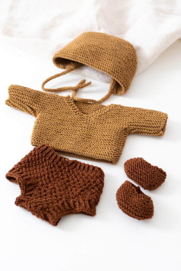 Ensemble habit de poupée tricoté main par Trendy Little