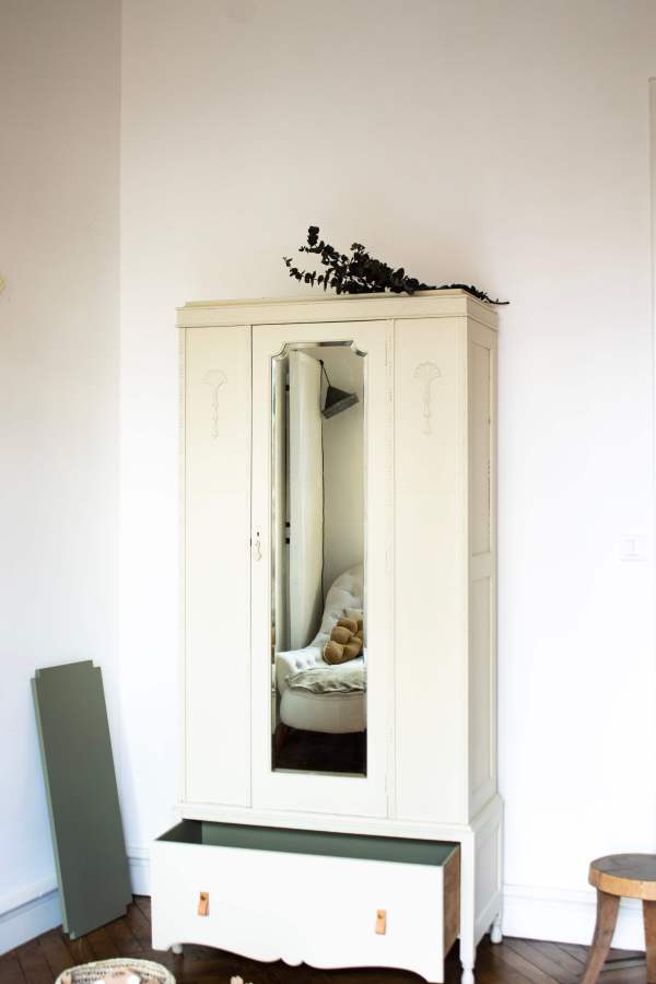armoire vintage pour enfant de couleur beige mastic avec miroir et tiroir