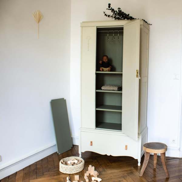 armoire enfant vintage beige mastic restaurée avec miroir, penderie et tiroir