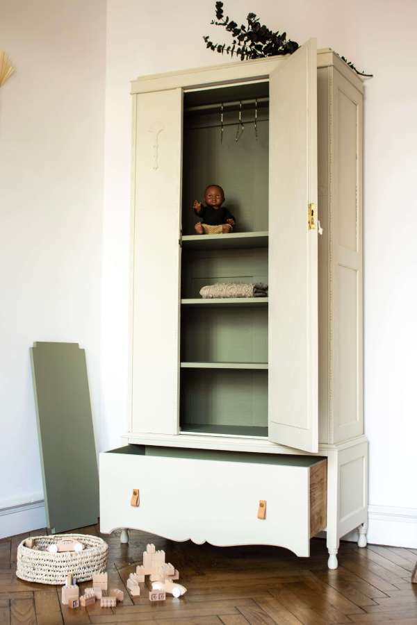 Intérieur armoire chambre enfant avec étagères amovibles