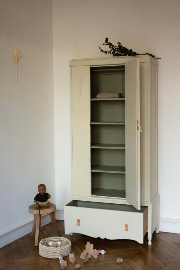 Intérieur armoire vintage pour bébé peint en kaki avec extérieur beige mastic